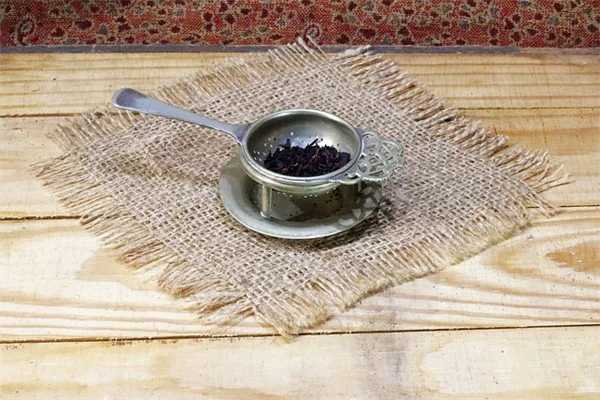 鳥類学者も絶賛！DIY鳥用餌花環の作り方